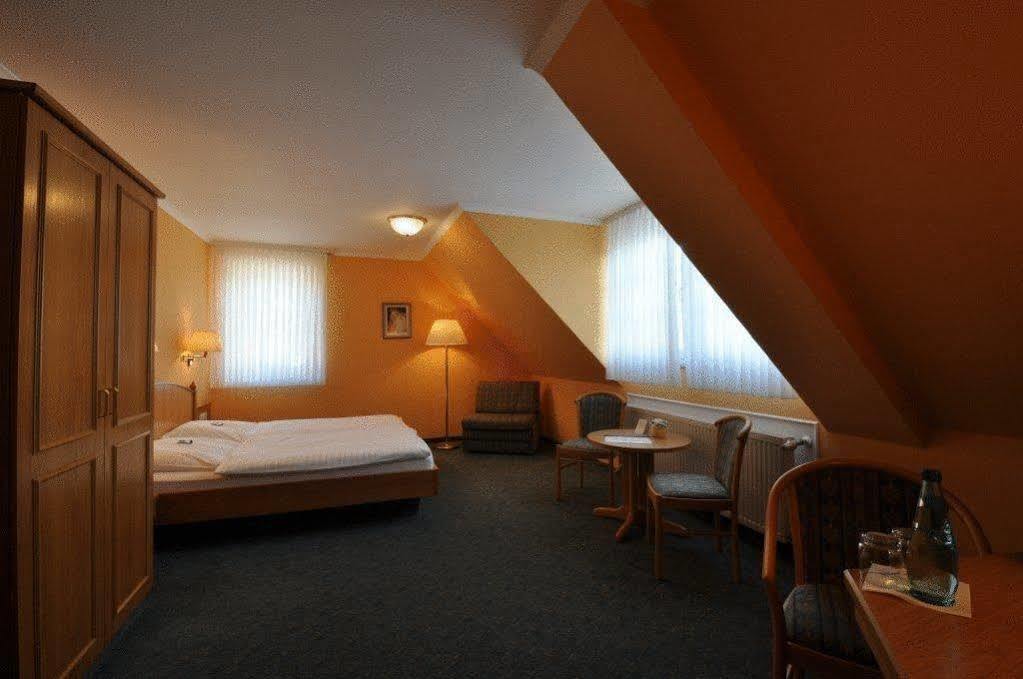 Hotel Zum Stern Rauischholzhausen ภายนอก รูปภาพ